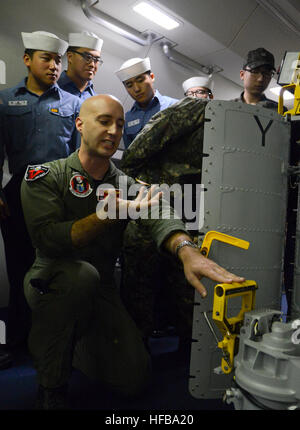 140330-N-TB410-598 BUSAN, République de Corée (30 mars 2014) 2e classe opérateur Aircrewman Naval Borg Miller, un opérateur système affecté à l'Escadron de patrouille (VP) 16, décrit le processus de lancement de bouées acoustiques pour les marins de la République de Corée au cours d'une visite de la Marine américaine d'avions P-8A Poseidon 30 Mars à Busan. La U.S. Navy's P-8A Poseidon est la conduite de ses missions de formation d'abord dans la République de Corée dans le cadre de l'exercice Foal Eagle 2014. VP-16 est actuellement déployé dans la 7e Flotte des États-Unis à l'appui de la zone de responsabilité de la sécurité et de la stabilité des opérations dans l'Indo-Asia-Paci Banque D'Images