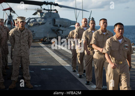 130913-N-KL846-019 mer de Timor (sept. 13, 2013) - Premier maître de harem chanter 'Vogue' à la cérémonie l'épinglage CPO à bord de l'avant-déployés de transport amphibie USS Denver dock (LPD) 9. Denver est en patrouille avec le Bonhomme Richard Groupe amphibie et, avec l'entrepris 31e Marine Expeditionary Unit est en train de mener des opérations conjointes de routine en force dans la 7e Flotte des États-Unis Zone de responsabilité. (U.S. Photo par marine Spécialiste de la communication de masse 3 classe Christopher Marchand/Koolendong l'exercice libéré) 130913-N-KL846-019 Banque D'Images