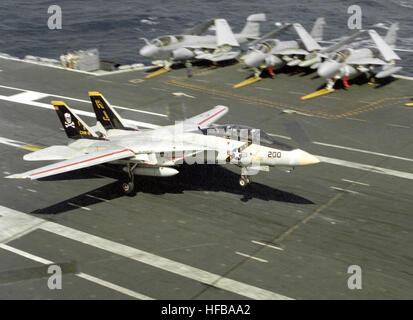 F-14A du VF-84 atterrissage sur porte-avions USS ABRAHAM LINCOLN (CVN-72) 1990 Banque D'Images