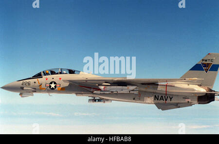 D'un avion à la vue du côté gauche d'un F-14A Tomcat avion avant le lancement d'une gamme moyenne avancée air-to-Air Missile (AMRAAM) au-dessus du Pacifique Centre d'essai de missiles. F-14A du CTMP avec AIM-120 1981 Banque D'Images