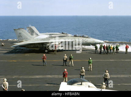 Escadron de chasse 84 (VF-84) F-14A Tomcat, d'aéronefs, d'avant-plan et d'un escadron de chasse 87 grève (VFA-87) F/A-18A Hornet sont prêts pour lancer sur le pont de la porte-avions nucléaire USS Theodore Roosevelt (CVN-71). Le Roosevelt est en service dans la région de la Méditerranée orientale à l'appui de l'opération Provide Comfort, un effort multinational pour aider les réfugiés kurdes dans le sud de la Turquie et le nord de l'Iraq. F-14A du VF-84 sur l'USS Roosevelt (CVN-71) 1991 Banque D'Images