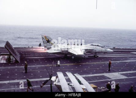 Un avion F-14 Tomcat est lancé à partir du pont du porte-avions USS America (CV-66) au cours de l'exercice Ocean Safari '85. F-14 - USS America CV-66 - Océan Safari 85 - DN-ST-87-02385 Banque D'Images