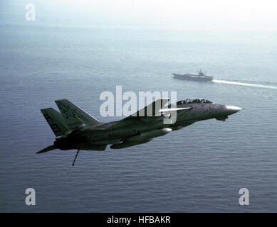 Escadron de chasse 33 (VF-33) F-14A Tomcat en un avion tourner comme il se dirige pour un atterrissage à bord du porte-avions USS America (CV 66) lors de l'opération Bouclier du désert. F-14 Tomcat VF-33 Banque D'Images