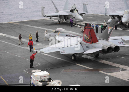 140316-N-TR489-002 MER MÉDITERRANÉE (16 mars 2014) Un F/A-18E Super Hornet attaché à la "Tommcatters" de Strike Fighter Squadron (VFA) 31 est inspecté par des marins à bord du porte-avions USS George H. W. Bush (CVN 77). George H. W. Bush est sur un déploiement prévu des opérations de sécurité maritime et les efforts de coopération en matière de sécurité dans le théâtre américain dans la zone de responsabilité de la sixième flotte. (U.S. Photo par marine Spécialiste de la communication de masse Seaman Andrew Johnson/libérés) F-18E de VFA-31 sur le pont de l'USS GHW Bush (CVN-77) en mars 2014 Banque D'Images