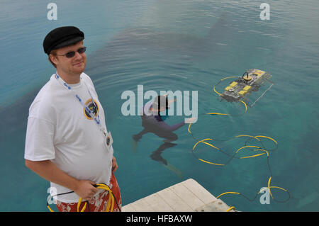 110713-N-ONU340-013 SAN DIEGO (13 juillet 2011) - Chris Carlsen, un grand génie mécanique à la University of Maryland-College Park tend l'équipe Robotique@Maryland véhicules sous-marins autonomes (AUV) "Tortuga IV" au cours de la pratique s'exécute à la 14e Annual International RoboSub Competition au Space and Naval Warfare Systems Center Pacific. Ce concours, co-parrainé par l'Office of Naval Research l'Association for unmanned Vehicle Systems International (AUVSI) a attiré plus de 200 étudiants de 30 écoles et de sept pays, et met des équipes d'élèves-ingénieurs de concevoir Banque D'Images