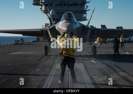 Un F-35C Lightning II Joint strike fighter variante transporteur est prêt à être lancé à bord du porte-avions USS Nimitz (CVN 68). Le F-35 Lightning II est en cours à partir d'essais en mer à bord de Nimitz. (U.S. Vidéo de la marine par Mass Communication Specialist 1re classe Brett Cote/libéré) F-35 Joint Strike Fighter C effectue son premier lancement d'un porte-avions 141104-N-IP743-213 Banque D'Images