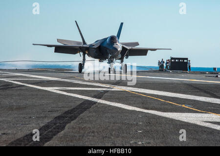 141103-N-IP743-461 OCÉAN PACIFIQUE (nov. 3, 2014) Un F-35C Lightning II Joint strike fighter variante transporteur lands à bord du porte-avions USS Nimitz (CVN 68). Deux avions d'attaque interarmées sont chargés de l'affectation de l'essai en mer prévu pour durer deux semaines. (U.S. Vidéo de la marine par Mass Communication Specialist 1re classe Brett Cote/libéré) F-35C à l'atterrissage sur USS Nimitz (CVN-68) en novembre 2014 (04) Banque D'Images