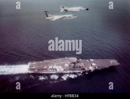 Un F-4B Phantom II et un RF-8G Crusader survolent le porte-avions USS Roosevelt (CVA-42), effectuant des opérations de porte-avions, des exercices d'entraînement et des missions de préparation de la flotte pour l'aviation navale au début des années 1970 Banque D'Images
