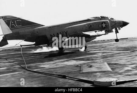 F-4J VF-31 attraper le fil sur le USS Saratoga (CVA-60) 1970 Banque D'Images