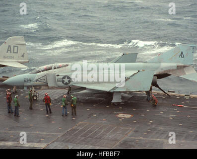 Une vue du côté gauche d'un F-4 Phantom II sur le pont du porte-avions USS America (CV 66) pendant les opérations de vol. F-4S VF-171 sur l'USS America (CV-66) 1984 Banque D'Images