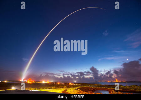 150902-N-ZZ999-003 Cap Canaveral, Floride (sept. 2, 2015) de la Marine américaine Le quatrième objectif de l'utilisateur mobile (système MUOS) satellite de communication, encapsulé dans un carénage de la charge utile de 5 mètres se soulève à partir de l'espace complexe de lancement-41. Le MUOS 4 chaînes apportera avancé, de nouvelles fonctionnalités de communication mondiale à mobile forces militaires. (Photo avec la permission de United Launch Alliance/libéré) 150902-N-ZZ999-003 (21245185435) Banque D'Images