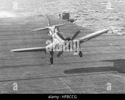 Un Vought F4U-4 Corsair du Attack Squadron 74 atterrit sur le pont d'envol de l'USS Philippine Sea (CV-47) en 1949, démontrant les opérations de porte-avions de l'US Navy après la seconde Guerre mondiale. Banque D'Images