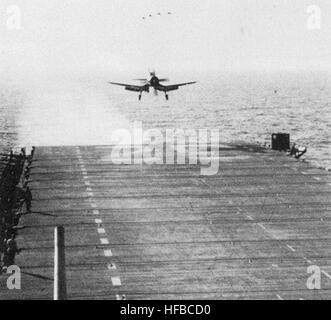 F4U-4 Corsair atterrit sur le USS Leyte (CV-32) c1949 Banque D'Images