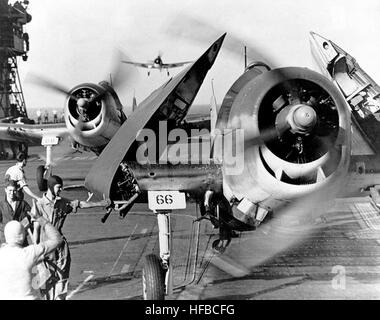 F6F-3 pompiers atterrissage sur USS Enterprise (CV-6) Banque D'Images