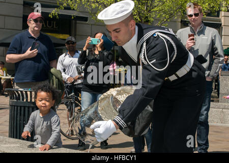 160416-N-BK435-161 WASHINGTON (16 avril 2016) regarder les gens Matelot Benjamin Claudine Biellmann, U.S. Navy Ceremonial Guard, verser de l'eau de toutes les mers et les Grands Lacs en l'entourant des fontaines à l'extérieur de la U.S. Navy Memorial pour la 25e cérémonie de bénédiction des flottes. La Bénédiction des flottes rituel est destiné à la protection des équipages et des navires à l'abri de la mer par une bénédiction donnée par un prêtre au bord de l'eau. Au cours de la cérémonie, les marins de la Garde de cérémonie de la Marine américaine et les Marines à partir de la caserne des marines des États-Unis, Washington, DC, a procédé à la piscine pla Banque D'Images