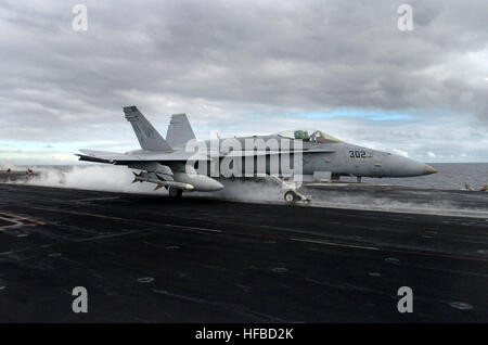 040601-N-6213R-023 du golfe de l'Alaska (Juin 1, 2004) - Un F/A-18C Hornet affectés à 'Stingers' de Strike Fighter Squadron One One trois (VFA-113) lance à partir de l'un des quatre catapultes à vapeur sur le pont d'envol du USS JOHN C. STENNIS (CVN 74). Stennis et entrepris sa Carrier Air Wing quatorze (CVW-14) sont sur un déploiement prévu. U.S. Navy photo by Photographer's Mate 3 classe Mark J. Rebilas (libéré) FA-18C lancer à partir de la CVN-74 Banque D'Images