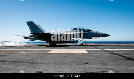 130212-N-TZ605-172 OCÉAN PACIFIQUE (fév. 12, 2013) Un F/A-18F Super Hornet de Strike Fighter Squadron (VFA) 22 rend le premier arrêté à l'atterrissage à bord du porte-avions de classe Nimitz USS Carl Vinson (CVN 70) depuis l'achèvement d'une période de six mois supplémentaires prévues disponibilité (PIA). Carl Vinson est en cours la réalisation du système d'atterrissage de précision (EPLA) et l'envol des certifications. (U.S. Photo par marine Spécialiste de la communication de masse 2e classe Timothy A. Hazel/libérés) FA-18F de VFA-22 atterrissage sur le USS Carl Vinson (CVN-70) 2013 Banque D'Images