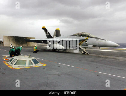 La Marine américaine (USN) F/A-18F Super Hornet affectés à l 'Jolly Rogers' de Strike Fighter Squadron 103 (VFA-103), se prépare à lancer à partir de l'envol de l'USN, porte-avions de classe Nimitz USS Dwight D. Eisenhower (CVN 69). L'Eisenhower et le Carrier Air Wing 7 (CVW-7) sont en cours de réalisation d'une formation sur mesure la disponibilité du navire/période de l'évaluation finale dans l'océan Atlantique. FA-18 Super Hornet VFA-103 Banque D'Images