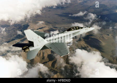 La Marine américaine (USN) F/A-18F Super Hornet affectés à l'essai et d'évaluation de l'air neuf (l'Escadron VX-9) effectue un test de fonctionnement mission vol au dessus des montagnes du CHF, à China Lake, Californie (CA). Cet avion est l'un des premiers Super Hornet équipé de l'APG-79 révolutionnaire balayées par Active Array (AESA) radar, qui pourraient éventuellement donner des équipages de la marine un bond en capacité tactique plus vieux aéronefs équipés de systèmes radar mécanique. FA-18 Super Hornet VX-9 avec radar AESA Banque D'Images