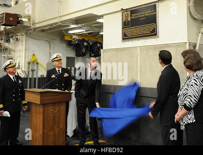 Les membres de la famille de retraités de la Corvette. Michael W. Arnold dévoilent une plaque dédiée à sa mémoire dans le pont de l'avenir d'assaut amphibie USS America (LHA 6). Arnold, un vétéran de la Marine américaine et pilote avid, a perdu la vie le 16 septembre 2013 dans le Washington Navy Yard tir. Il a été un précurseur de l'amélioration de la conception de l'aviation hangar avec sa baie qu'il appelait "Mon hangar bay." L'Amérique est dans la baie de San Francisco pour la Marine de 34e semaine annuelle de la. Au cours de la visite, l'équipage devrait participer à une variété de projets de relations communautaires tout au long de la Bay area. L'Amérique est s Banque D'Images