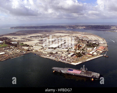 011113-N-5067K-001 San Diego, CA (nov. 13, 2001) -- Les marins afficher un drapeau 3 000 m² sur le pont d'envol du USS Nimitz (CVN 68) que le transporteur s'approche de la jetée de Naval Air Station North Island et termine un port d'attache après un changement de réacteur nucléaire complexe révision effectuée à Newport News, en Virginie. U.S. Navy Photo by Photographer's Mate 2e classe Michael D. Kennedy. (Publié) 011113-N-5067K-001 USS Nimitz arrive à la maison Banque D'Images