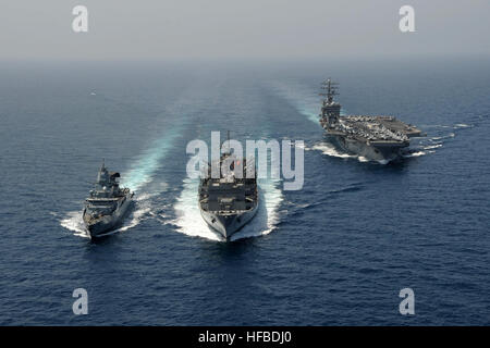 La mer d'Oman (23 mars 2013) Le porte-avions USS Dwight D. Eisenhower (CVN 69) s'approche du transport maritime militaire rapide Commande de navire de combat l'USNS Bridge (T-AOE 10) et la frégate de la marine allemande FGS Hambourg (F220) pour un ravitaillement en mer. Dwight D. Eisenhower et Hambourg sont déployés dans le domaine de la 5e flotte américaine promouvant la responsabilité des opérations de sécurité maritime et les efforts de coopération en matière de sécurité dans le théâtre. (U.S. Photo par marine Spécialiste de la communication de masse 2e classe Ryan D. McLearnon/libérés) 130323-N-GC639-070 http://www.facebook.com/USNavy http://www.twitter.co Rejoignez la conversation Banque D'Images