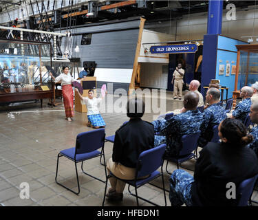 160524-N-ZA795-032 -- WASHINGTON (24 mai 2016) -- Washington district naval (NDW) Sous-officier des affaires publiques et de la vis d'Chatney Programmes religieux 1re classe Maila Castillo, effectuer une Philippine traditionnelle danse du ventilateur dans le cadre de la NDW Asian American les insulaires du Pacifique, à la célébration du Mois du patrimoine du Musée de la Marine américaine. L'Amérique de l'Asie et du Pacifique La Semaine du patrimoine a été observée la première fois en mai 1979, et l'ex-Président américain George Bush a étendu la campagne de sensibilisation pour l'ensemble du mois en 1990. Le congrès a officiellement décrété en mai la cuisine asiatique et des îles du Pacifique Le Mois du patrimoine en 1992. (U.S. Photo b marine Banque D'Images