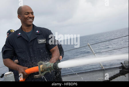 160528-N-FQ994-035 MER MÉDITERRANÉE (28 mai 2016) Maître de Manœuvre 2e classe Ralph Tassy, à partir de Port-au-Prince, Haïti, utilise un front, à bord de l'USS Porter (DDG 78) lors d'un lavage à l'eau douce, le 28 mai 2016. Porter, une classe Arleigh Burke destroyer lance-missiles, l'avant-déployé à Rota, Espagne, effectue une patrouille de routine dans le domaine de la flotte des États-Unis 6e des opérations à l'appui des intérêts de sécurité nationale des États-Unis en Europe. (U.S. Photo par marine Spécialiste de la communication de masse 3e classe Robert S. Price/libérés) 160528-N-FQ994-035 160528-N-FQ994-035 Banque D'Images