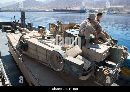 160528-N-VS214-169 GOLFE D'AQABA (28 mai 2016) Un M1A1 Abrams tank est transporté par le bateau de débarquement, à l'utilitaire 1635 landing ship dock USS Harpers Ferry (LSD 49). L'équipage de Harpers Ferry fait partie d'environ 3 000 militaires américains - représentant de l'administration centrale de l'USCENTCOM et ses composants - qui participeront à cette année, l'exercice bilatéral, l'exercice lion avide 16, avec les Forces armées de la Jordanie. (U.S. Photo par marine Spécialiste de la communication de masse de la classe 3ème Zachary Eshleman/libérés) 160528-N-VS214-169 160528-N-VS214-169 Banque D'Images