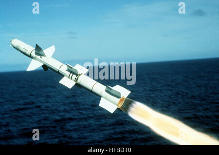 Une vue d'une surface Talos-to-air missile guidé, moments afterbeing lancé depuis le côté tribord du croiseur lance-missiles USS OKLAHOMA CITY (CG 5) à la plage d'essai de missiles du Pacifique. C'est le dernier tir du missile Talos par la marine des États-Unis. (Voir Deuxième d'une série de cinq) de l'US Navy Final RIM-8 Talos tiré 1979 Banque D'Images