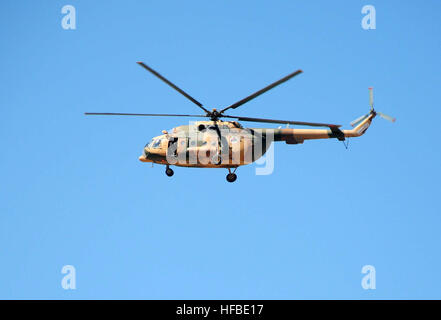 Un Afghan Air Force élève pilote vole un hélicoptère MI-17 lors d'une mission de formation à la base aérienne de Shindand dans la province d'Hérat le 21 mars 2000, 7, 2011. L'instructeur du pilote est diplômé de l'Afghan Air Force Flight School et est parmi le premier groupe d'enseignants afghans Afghanistan instruire les pilotes. (Photo par : Maître de 1re classe Stephen Hickok) Premier vol d'un succès pour les futurs chefs d'équipage de vol afghane 377164 Banque D'Images