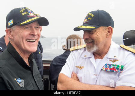 160616-N-KK394-183 MER MÉDITERRANÉE (16 juin 2016) - Le secrétaire à la Marine Ray Mabus parle avec le chef de la Marine italienne Giuseppe de Giorgi sur l'aileron de passerelle de missiles de l'USS Mason (DDG 87) pendant un carburant de remplacement de ravitaillement en mer avec le graisseur de reconstitution italien Etna MII (A5326). Mason, déployés dans le cadre du groupe aéronaval d'Eisenhower, mène des opérations navales dans la sixième flotte américaine zone d'opérations à l'appui de la sécurité nationale des États-Unis en Europe. (U.S. Photo par marine Spécialiste de la communication de masse de la classe de 3ème branche W. Anderson/relâché Banque D'Images