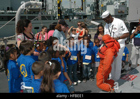 Maître de 2e classe Damien Stone introduit 'Oscar', un mannequin de sauvetage utilisés pour la formation en sauvetage, aux étudiants de l'école publique 14 à Staten Island tout en visitant le croiseur lance-missiles USS Vella Gulf (CG 72) au cours de la Fleet Week New York City 2009. Environ 3 000 marins, marines garde-côte et participera à la 22e commémoration de la Fleet Week à New York. À cette occasion, les habitants de New York City et dans les environs des trois états, l'occasion de rencontrer les membres du service et également voir les dernières capacités des services maritimes d'aujourd'hui. La Fleet Week New York City 2 Banque D'Images