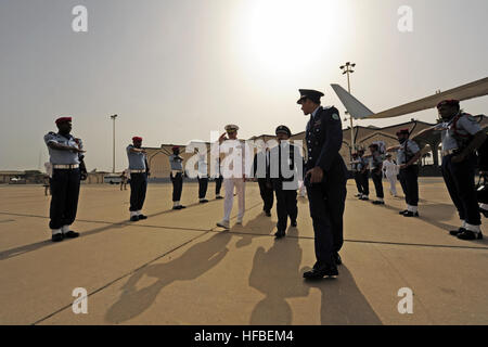 120327-N-WL435-099 DHAHRAN, Arabie saoudite (27 mars 2012) Le chef des opérations navales (ONC) Adm. Jonathan Greenert passe par sideboys après une réunion avec l'Arabie saoudite le Prince Salman Bin Abdulaziz Al Saud et le chef des opérations navales de la Marine royale l'Arabie au King Abdul Aziz Air Base. (U.S. Photo par marine Spécialiste de la communication de masse 1re classe Peter D. Lawlor/libérés) - Imagerie de la marine américaine - Adm. Jonathan Greenert passe par sideboys. Banque D'Images