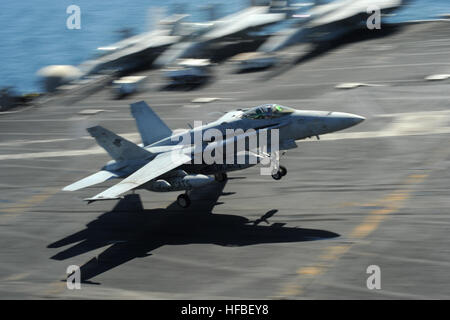 La mer d'Oman (oct. 09, 2012) Un F/A-18C Hornet affectés à l'escadron de combat interarmées des Wildcats (VFA) 131 s'approche du poste de pilotage de la classe Nimitz porte-avions USS Dwight D. Eisenhower (CVN 69) un arrêté pour la récupération. Dwight D. Eisenhower est déployé sur le 5e Flotte des États-Unis zone de responsabilité des opérations de sécurité maritime, les efforts de coopération en matière de sécurité dans le théâtre et missions d'appui dans le cadre de l'opération Enduring Freedom. Les marins de l'Amérique, un combattants sont rapides et flexibles de travail déployé dans le monde entier. Inscrivez-vous à la conversation sur les médias sociaux à l'aide de # la guerre. (U.S. Photo de la marine Banque D'Images