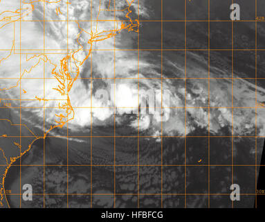 WASHINGTON (oct. 29, 2012) A VA-13 image satellite infrarouge de l'Ouragan Sandy fournis par la U.S. Naval Research Laboratory (NRL) à Monterey, Californie, montre la tempête à environ 3:00. EST dans l'océan Atlantique. (U.S. Photo de la marine/libérés) 121029-N-ZZ999-001 http://www.facebook.com/USNavy http://www.twitter.com/USNavy la conversation Inscrivez-vous Http://navylive.dodlive.mil - Imagerie de la marine américaine - A VA-13 image satellite infrarouge de l'Ouragan Sandy. Banque D'Images