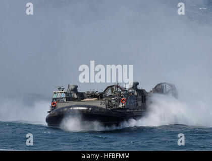 120828-N-NN926-047 GOLFE D'ADEN (16 août 2000 28, 2012) Un landing craft air cushion se prépare à entrer dans l'welldeck du quai de transport amphibie USS New York (LPD 21). New York, avec l'entrepris 24e Marine Expeditionary Unit, fait partie de l'Iwo Jima Groupe amphibie déployés à l'appui d'opérations de sécurité maritime et les efforts de coopération en matière de sécurité dans le théâtre dans la 5e Flotte des États-Unis zone de responsabilité. (U.S. Photo par marine Spécialiste de la communication de masse 2e classe Zane Ecklund/libérés) - Imagerie de la marine américaine - un landing craft air cushion se prépare à entrer dans l'welldeck. Banque D'Images