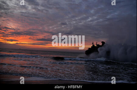 Un coussin d'air d'un engin de débarquement (LCAC) retourne à l'USS Kearsarge (LHD 3) lors du Bold Alligator 2012, un exercice amphibie à grande échelle démontrant les capacités de la Marine et du corps des Marines dans les opérations amphibies, les fonds marins et les manœuvres conjointes en Virginie et en Caroline du Nord. Banque D'Images