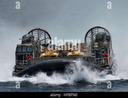 120824-N-NN926-099 GOLFE D'ADEN (16 août 2000 24, 2012) Un landing craft air cushion revient à l'welldeck du quai de transport amphibie USS New York (LPD 21). New York fait partie de l'Iwo Jima Groupe amphibie et est déployée à l'appui d'opérations de sécurité maritime et les efforts de coopération en matière de sécurité dans le théâtre dans la 5e Flotte des États-Unis zone de responsabilité. (U.S. Photo par marine Spécialiste de la communication de masse 2e classe Zane Ecklund/libérés) - Imagerie de la marine américaine - un landing craft air cushion revient à l'welldeck. Banque D'Images