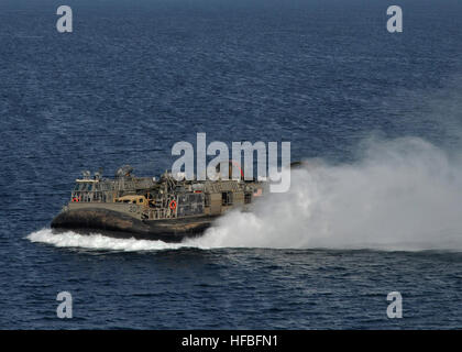Un coussin d'air d'engin de débarquement retourne au pont du puits de l'USS New York, un quai de transport amphibie. L’opération montre des Marines embarqués et l’équipage coordonnant la récupération de l’engin dans le cadre des opérations de sécurité maritime et de la coopération en matière de sécurité sur le théâtre dans la région de la 5e flotte américaine. Banque D'Images