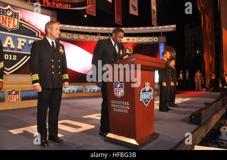 120427-N- NJ219-281 NEW YORK (27 avril 2012) Master Chief Special Warfare Operator Shawn Johnson (JOINT) annonce la troisième tour de draft de la NFL De 2012 à New York. Des marins du recrutement pour la Marine et le Commandement Le commandement des opérations spéciales de la Marine ont été invités à participer à la NFL Draft au Radio City Music Hall. (U.S. Photo de la marine par le lieutenant David C. Lloyd/libérés) - Imagerie de la marine américaine - un marin annonce la troisième tour de draft de la NFL de 2012. Banque D'Images