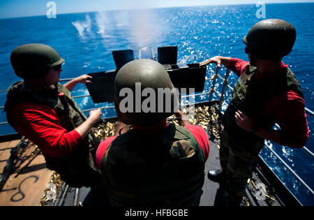 120719-N-OY799-529 OCÉAN PACIFIQUE (Juillet 19, 2012) Un marin tire un double monté de calibre 50 fusil lors d'une qualification d'armes sur la plage arrière de la classe Nimitz porte-avions USS JOHN C. STENNIS (CVN 74). John C. Stennis est de retour à son port d'attache de Bremerton, dans l'État, après avoir procédé à des exercices de maintien en puissance au large de la Californie. (U.S. Photo par marine Spécialiste de la communication de masse de la classe 3e/44) Kenneth parution officielle - l'imagerie de la marine américaine - un marin tire une mitrailleuse. (3) Banque D'Images