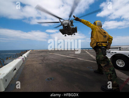 120226-N-PB383-354 de la mer d'Oman (fév. 26, 2012) l'Aviation maître de Manœuvre (manutention) 2e classe Tanner Kent guides un CH-53E Sea Stallion helicopter affectés à l'Escadron d'hélicoptère moyen maritime (HMM) 268 (renforcée) du poste de pilotage de la station de transport amphibie USS New Orleans (LPD 18). La Nouvelle Orléans et entrepris de Marine affecté à la 11e Marine Expeditionary Unit (11e MEU) fonctionnent dans la 5e Flotte des États-Unis zone de responsabilité dans le cadre de l'île de Makin groupe amphibie. (U.S. Photo par marine Spécialiste de la communication de masse 2e classe Dominique Pineiro/libérés) - Banque D'Images