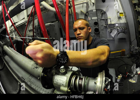 Golfe d'OMAN (nov. 5, 2012) l'Aviation Machiniste 4400 3 CLASSE Jacob Gadomski, de Cincinnati, Ohio, s'occupe de l'entretien d'un SH-60B Sea Hawk affecté à l'hélicoptère de vipères la lutte anti-sous-Light Squadron (HSL), 48 det. 7, à bord du destroyer lance-missiles USS Farragut (DDG 99). Farragut est déployé sur le 5e Flotte des États-Unis zone de responsabilité des opérations de sécurité maritime, les efforts de coopération en matière de sécurité dans le théâtre et missions d'appui pour l'opération Enduring Freedom. (U.S. Photo par marine Spécialiste de la communication de masse 3 Classe A.J. Jones/libérés) 121105-N-BQ817-033 J Banque D'Images