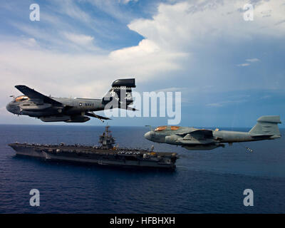 La mer d'Oman (oct. 15, 2012) Deux Rôdeurs EA-6B affecté à l'Escadron d'attaque électronique de corbeaux freux (VAQ) 137 voler en formation sur le porte-avions USS Enterprise (CVN 65). Enterprise est déployé sur le 5e Flotte des États-Unis zone de responsabilité des opérations de sécurité maritime, les efforts de coopération en matière de sécurité dans le théâtre et missions d'appui dans le cadre de l'opération Enduring Freedom. Les marins de l'Amérique, un combattants sont rapides et flexibles de travail déployé dans le monde entier. Inscrivez-vous à la conversation sur les médias sociaux à l'aide de # la guerre. (U.S. Photo de la marine par le lieutenant Cmdr. Josh Hammond/libérés) 121015-N-ZZ999-017 Inscrivez-vous t Banque D'Images