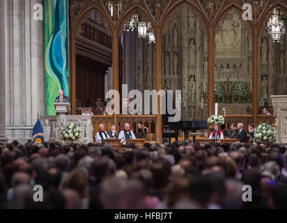 WASHINGTON (septembre 1994). 13, 2012) mission Apollo 17 gènes commandant Cernan, le dernier homme à marcher sur la lune, prend la parole lors d'un service commémoratif célébrant la vie de Neil Armstrong à la cathédrale nationale de Washington. Armstrong, le premier homme à marcher sur la lune au cours de la mission Apollo 11 de 1969, est mort samedi, août 25. Il a été 82. (U.S. Photo gracieuseté de la marine par la NASA/Bill Ingalls publié) 120913-O-ZZ999-001 www.facebook.com/USNavy www.twitter.com/USNavy la conversation Inscrivez-vous navylive.dodlive.mil - Imagerie de la marine américaine - Gene Cernan parle à Neil Armstrong's memorial. Banque D'Images