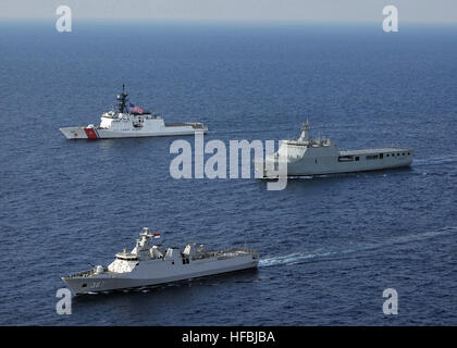 120606-N-HI414-603 MER DE JAVA (6 juin 2012) La marine indonésienne Sigma-class corvette KRI Sultan Iskandar Muda (SIM 367), la marine indonésienne landing platform dock ship KRI Banda Aceh (TA 593) et la légende-class coupe la sécurité nationale (WMSL 751 USCGC Waesche) transit la mer de Java au cours d'exercices de formation de navires en mer pendant la phase de coopération à flot et de l'état de préparation de la formation (CARAT) 2012 Indonésie. CARAT 2012 est doté de neuf pays, l'exercice bilatéral entre les États-Unis et le Bangladesh, Brunei, Cambodge, Indonésie, Malaisie, Singapour, Philippines, Thaïlande, Timor oriental et les Banque D'Images