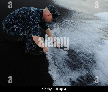 D'IWO, au Japon (16 août 2000 28, 2012) l'aviation en chef Maître de Manœuvre (Équipement) Andrew Thomasson jette les cendres de son grand-père pour se reposer sur la plage d'invasion à Iwo, anciennement à Iwo Jima. Thomasson a été avec plus de 60 Premier maître et le premier maître de harem de prendre part à un voyage du patrimoine que l'accent sur l'importance historique pour les deux membres du service américain et japonais qui ont combattu dans la bataille de l'Iwo Jima durant la Seconde Guerre mondiale. Le grand-père de Thomasson ont pris part à la première de l'invasion américaine de l'île. Il plus tard a d'élever une famille près de Wichita, au Kansas, et est décédé à l'ag Banque D'Images