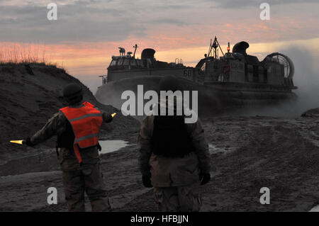 120206-N-VG904-258 Camp Lejeune, N.C. (Fév. 6, 2012) un entraînement de Marines armored tank pendant la phase d'assaut amphibie de Bold Alligator 2012. L'exercice Bold Alligator 2012, le plus grand exercice amphibie de la marine au cours des 10 dernières années, représente le Corps des Marines de la Marine et de revitalisation de l'ensemble des opérations amphibies. L'exercice se concentre sur la lutte d'aujourd'hui avec les forces d'aujourd'hui, tout en montrant les avantages de seabasing. Cet exercice aura lieu du 30 janvier au 12 février 2012, par mer comme à terre dans et autour de la Virginie et de la Caroline du Nord. # BA12 (U.S. Photo de la marine en masse Communicatio Banque D'Images