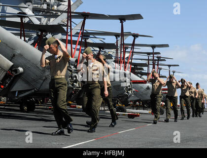 120702-N-RC246-032 PEARL HARBOR (2 juillet 2012) Les Marines du chasseur Marine Attack Squadron (VMFA) 323 préparer à l'homme les rails comme le porte-avions USS Nimitz (CVN 68) entre dans le port de perle. Nimitz participe à l'exercice RIMPAC 2012. Vingt-deux nations, plus de 40 navires et sous-marins, plus de 200 avions et 25 000 personnes participent à l'exercice RIMPAC, du 29 juin au 3 août, dans et autour des îles hawaïennes. RIMPAC est le plus grand exercice maritime international. (U.S. Photo par marine Spécialiste de la communication de masse Seaman Apprentice Ryan J. Mayes/Releas Banque D'Images